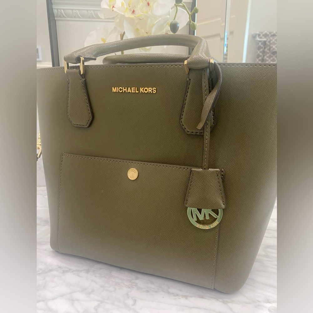 Michael Kors Greenwich Lg Grab Bag.
Olive/Dk Khaki. Leather.